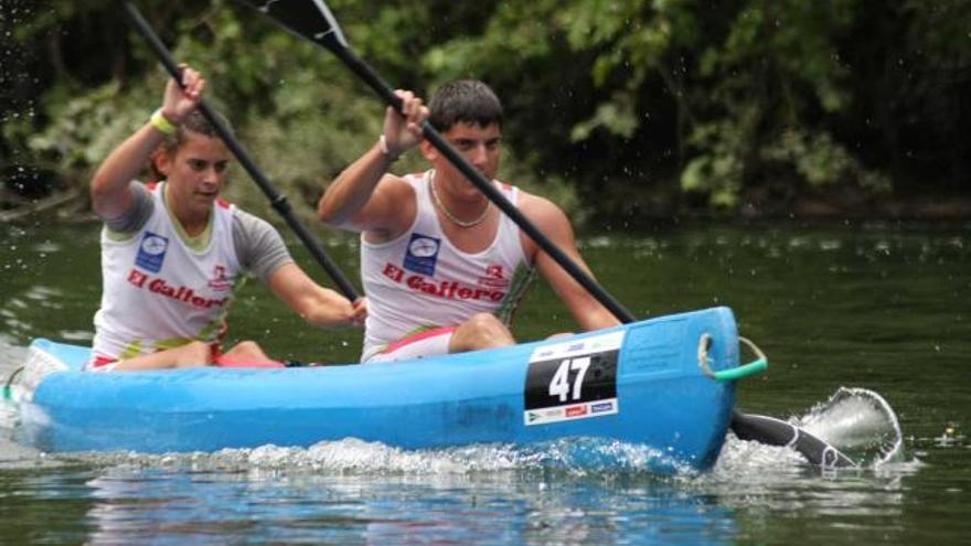 Jonás García, en primer término, junto a su hermana, en la edición de 2010 del Sella Adaptado.