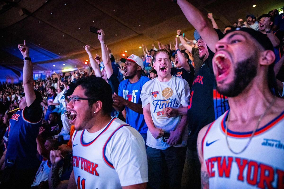 NEW YORK, NEW YORK - JUNE 05: New York Knicks fans cheer during the watch party at Madison Square Garden for Game 2 of the NBA Finals against the San Antonio Spurs on June 05, 2026 in New York City. Angelina Katsanis/Getty Images/AFP (Photo by Angelina Katsanis / GETTY IMAGES NORTH AMERICA / Getty Images via AFP)