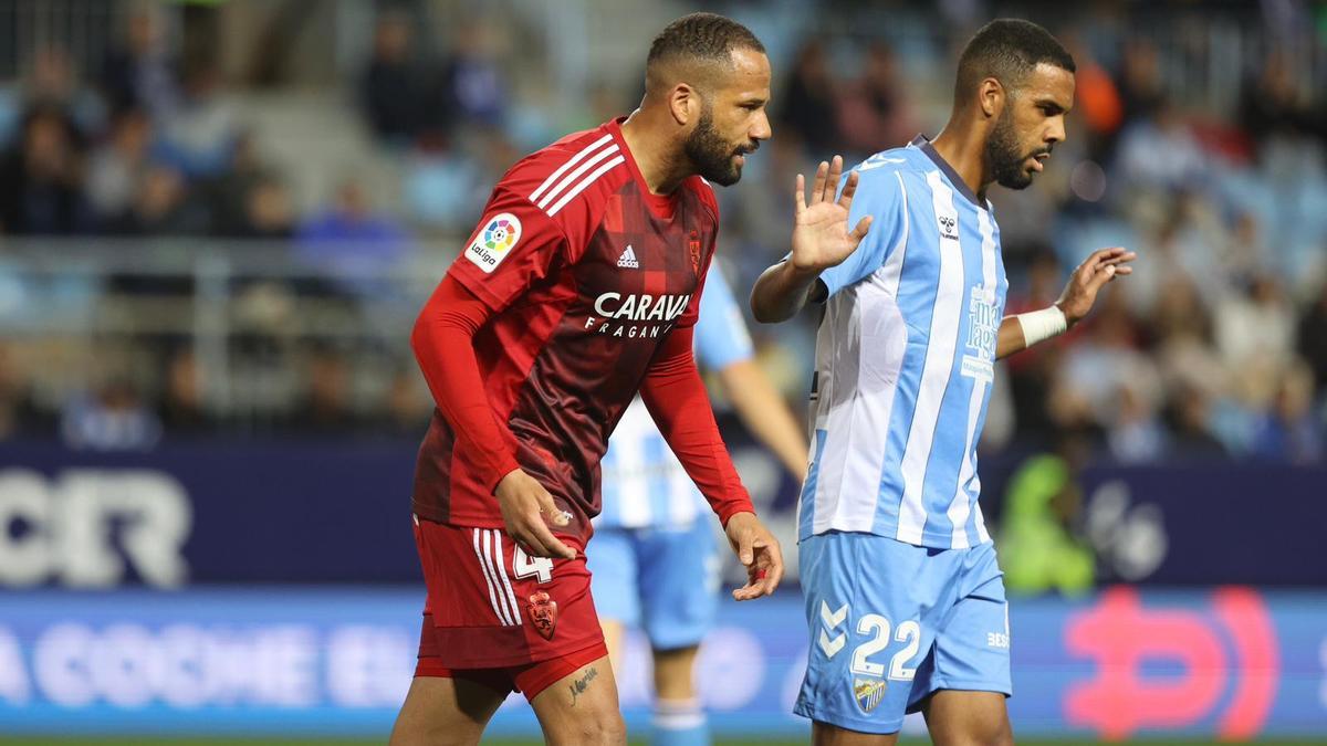 Bebé y Ramalho en una acción del Málaga-Zaragoza