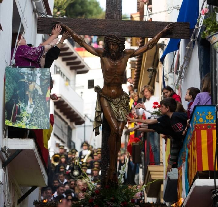 Alicante se vuelca con la procesión de Santa Cruz