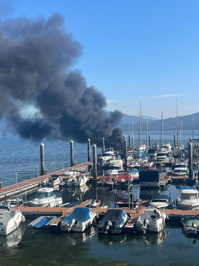 Una columna de humo se levanta en la ría de Vigo: arde una embarcación en San Adrián de Cobres