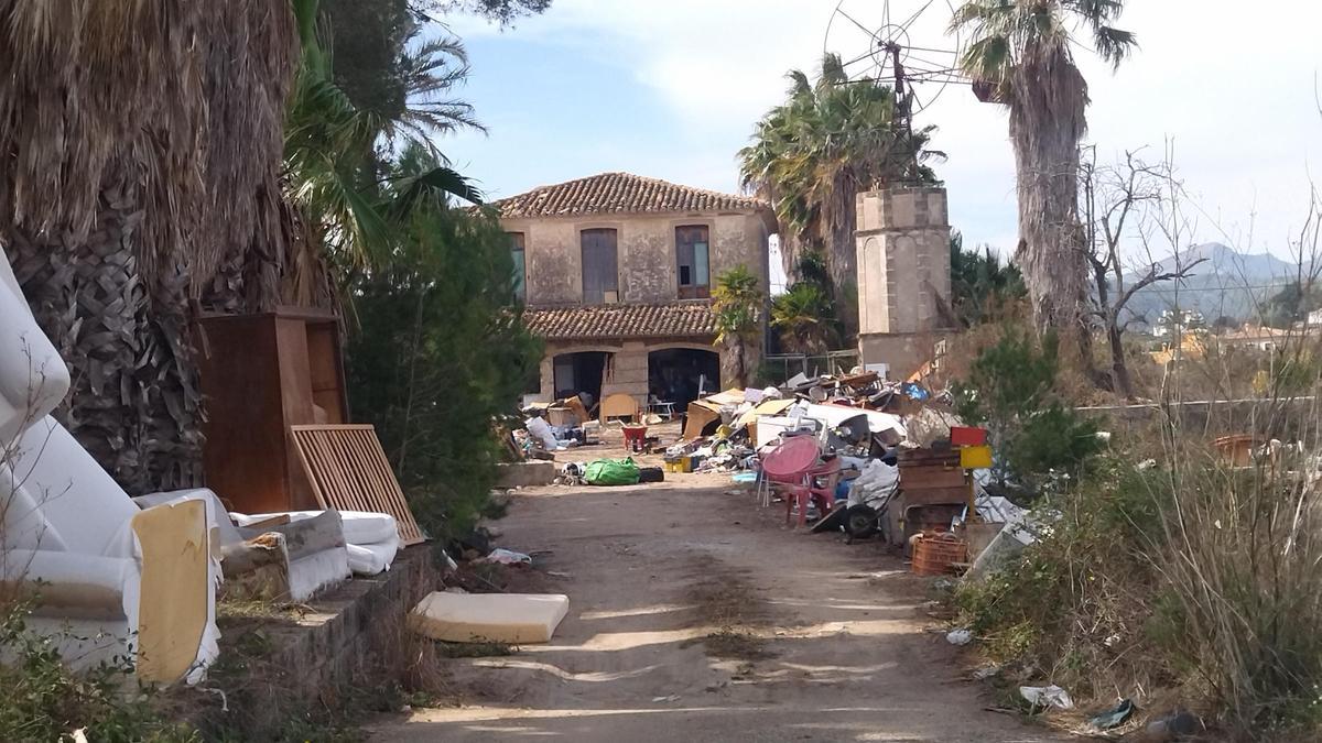 La basura se amontona en la finca tradicional