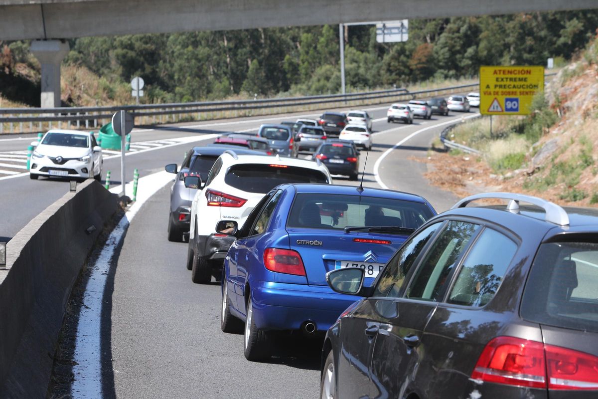 Caravanas de coches en tramo de acceso a Cangas por el Corredor do Morrazo