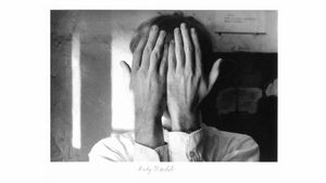 Andy Warhol retratado por Duane Michals.