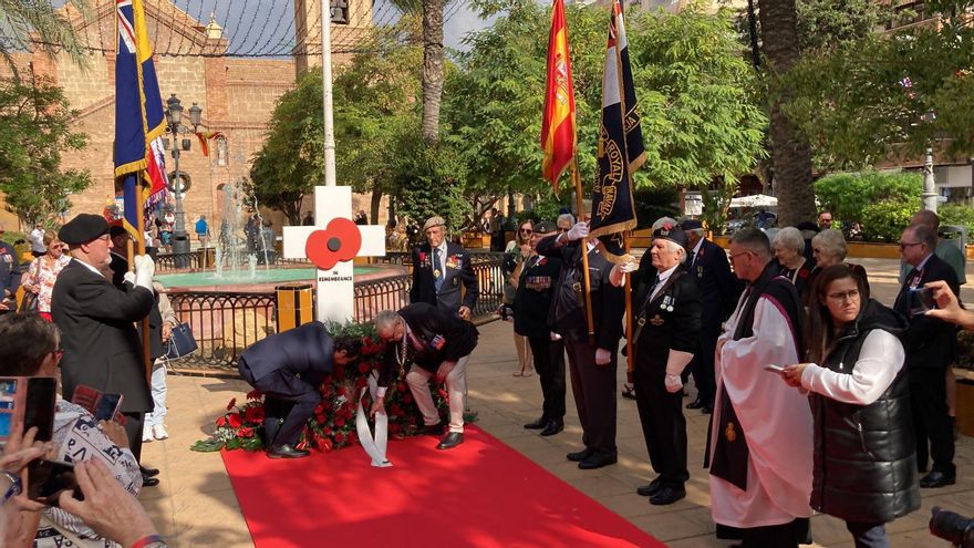 La comunidad británica de Torrevieja conmemora en el Poppy Day en en memoria de los caídos en las guerras y por el terrorismo