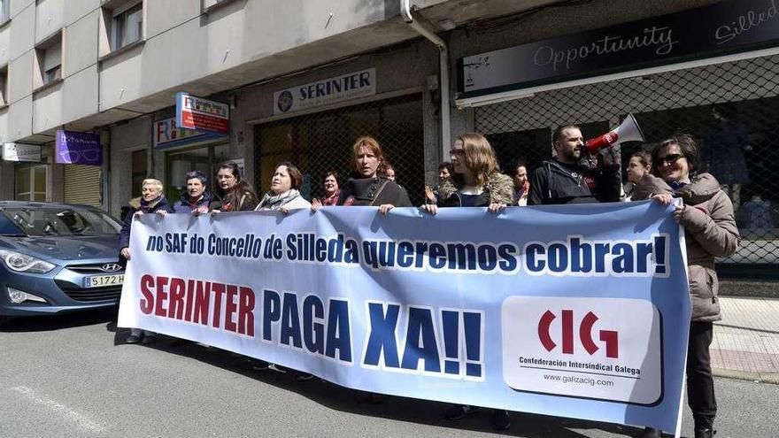 Trabajadoras del SAF se concentraron ayer ante la sede de Serinter, en Silleda.  // Bernabé/Javier Lalín