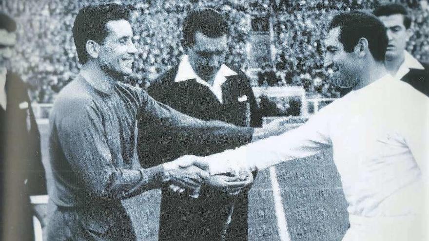 Toni Cuervo, junto a Gento, en su etapa como jugador del Oviedo.