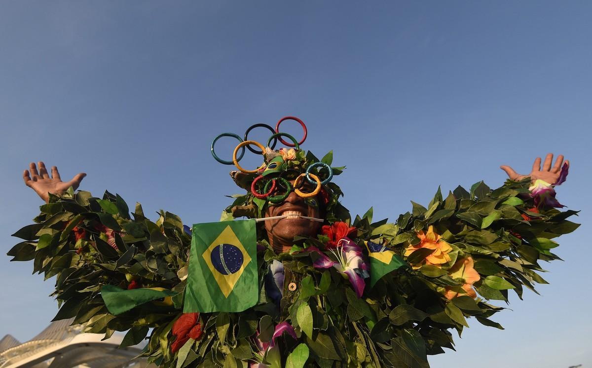 FA0009. Rio De Janeiro (Brazil), 05/08/2016.- An Olympic fan smiles in the Museou do Amanha ahead of the Opening Ceremony of the Rio 2016 Olympic Games, in Rio de Janeiro Brazil, 05 August 2016. The Rio 2016 Olympics will take place from 05 August until 21 August 2016 in Rio de Janeiro. (Brasil) EFE/EPA/FACUNDO ARRIZABALAGA