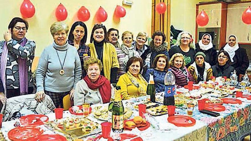 Las asistentes a la merienda de la asociación O Abeiro. // S.A.