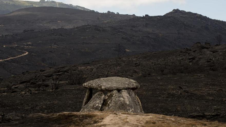 El dolmen de Salas, rodeado de terreno calcinado por este incendio.