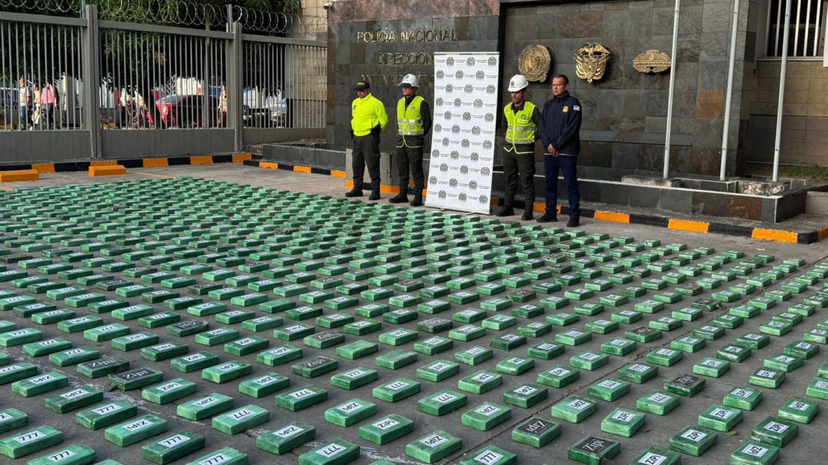 Agentes de la Policía Antinarcóticos de Colombia vigilan 1.607 kilogramos de cocaína, incautados en Cartagena (Colombia).