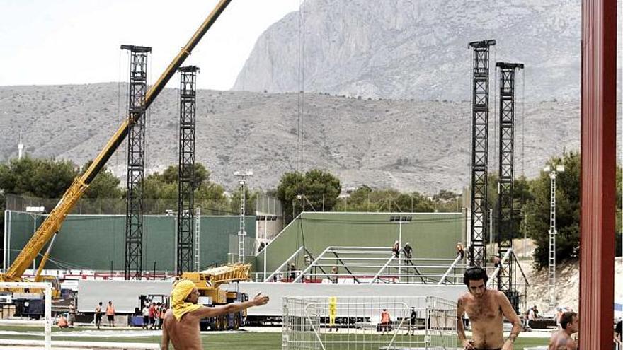 Un equipo de técnicos trabajaba ayer en el montaje del escenario al que se subirá el jueves por la noche Bruce Springsteen