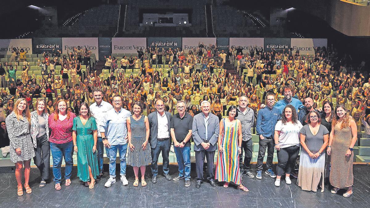 El VIII Foro de Educación FARO EDUCA ya está en marcha en Vigo. En la imagen, foto de familia de los expertos participantes en la edición anterior.