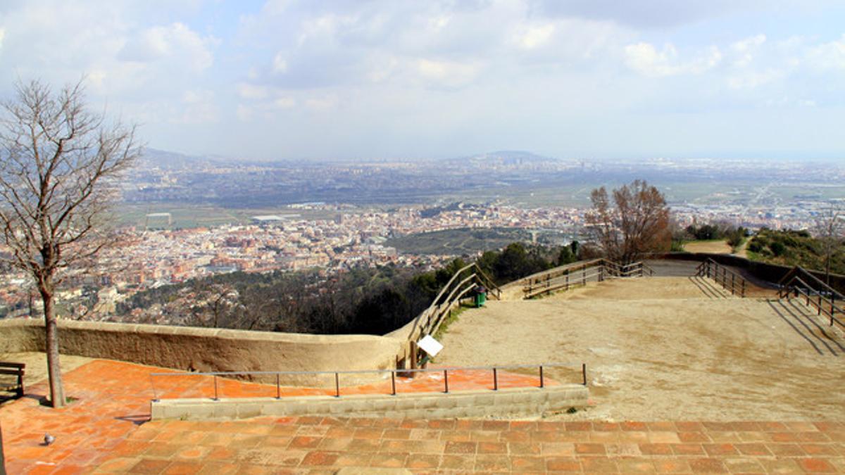 Vista de Sant Boi de Llobregat desde la montaña de Sant Ramon.