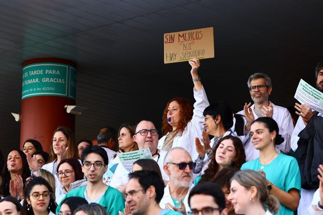 En imágenes I Protesta de los médicos de Aragón a las puertas de los hospitales en el primer día de huelga