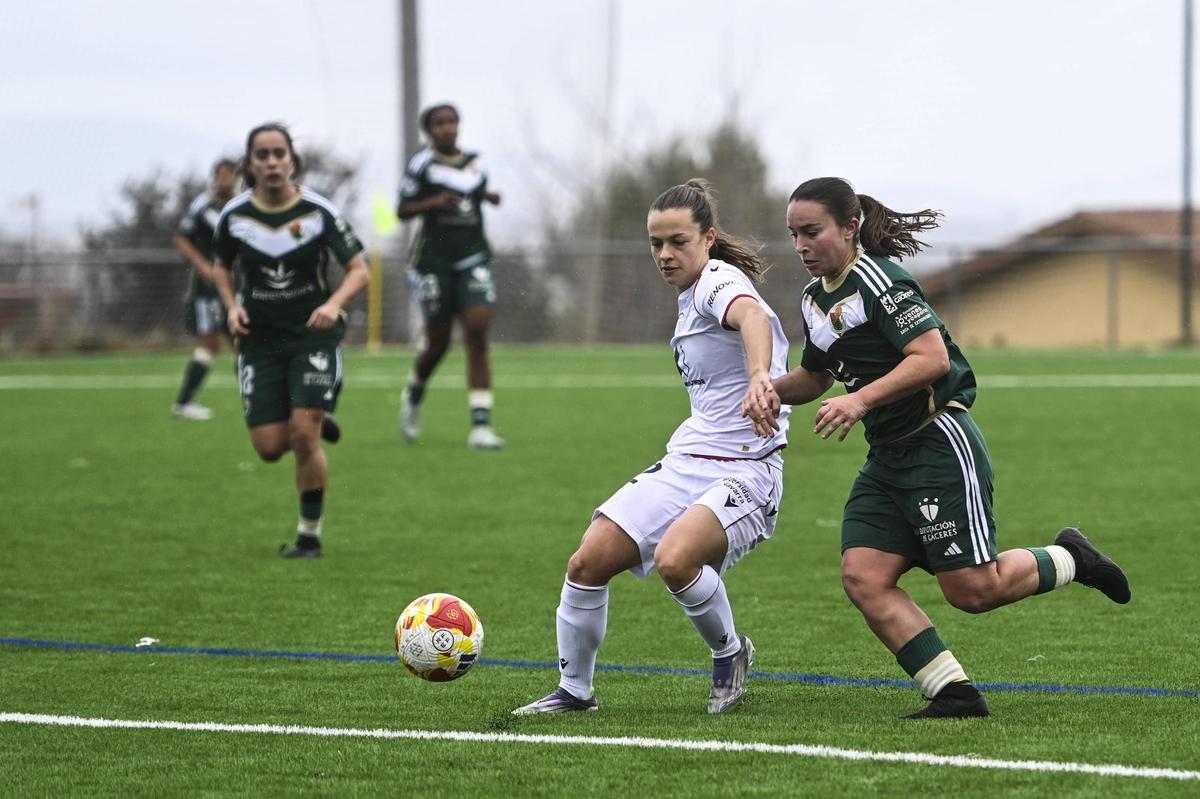 Una de las acciones del partido entre el Cacereño Femenino y el Osasuna del pasado domingo.