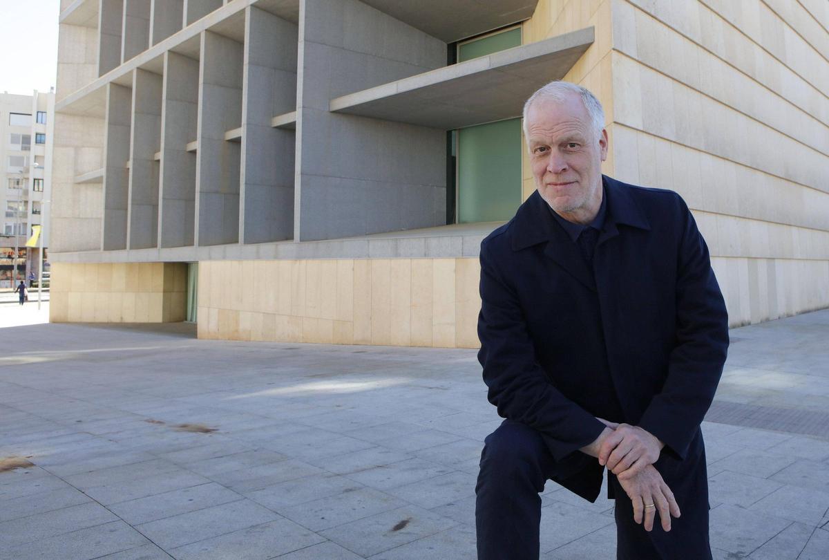 Daniel Hug vor dem Kongresszentrum.