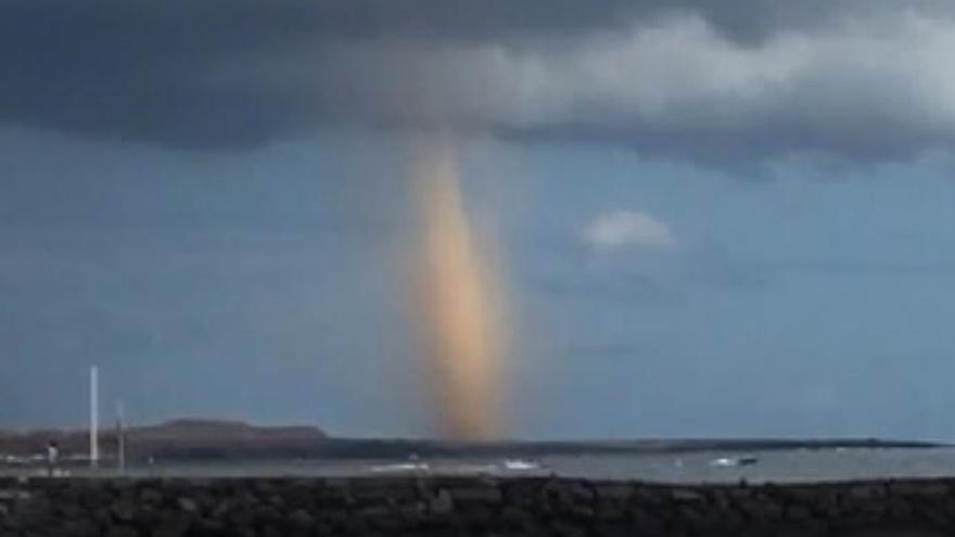 Espectacular manga marina en el sur de Tenerife