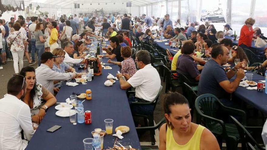 La carpa de degustación de la Festa da Langosta, ayer, llena de comensales. // FdV