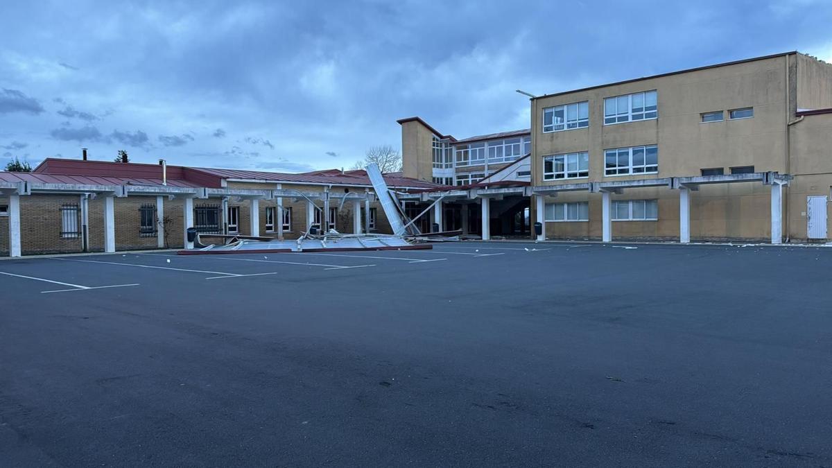 La cubierta del colegio de Cerceda tras el temporal.
