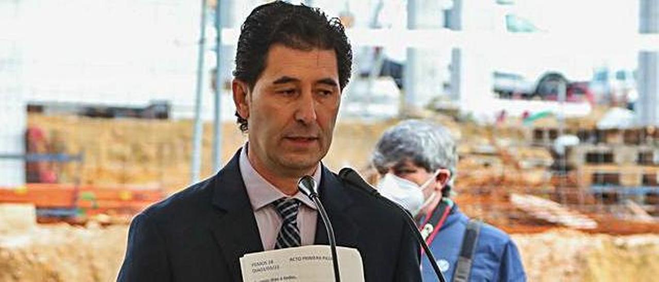Manuel Castro, presidente de Aemos, en Veigadaña. |   // ANXO GUTIÉRREZ