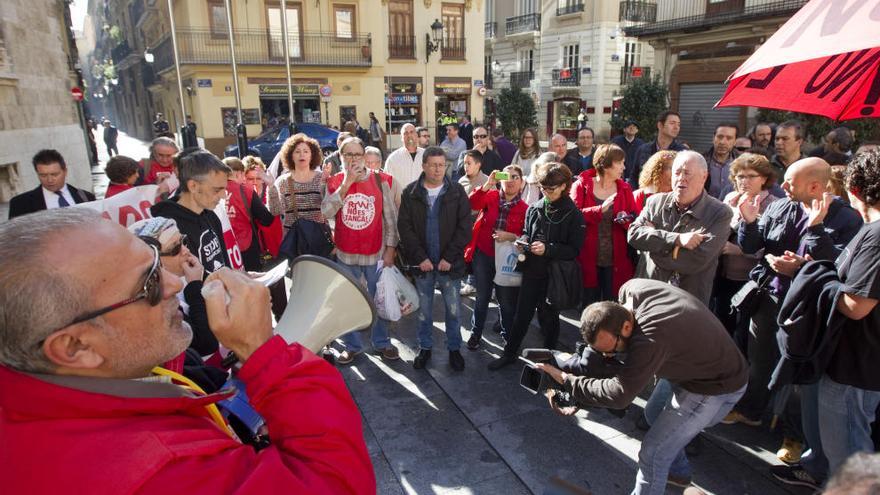 Protesta de extrabajadores de RTVV ante la Generalitat.