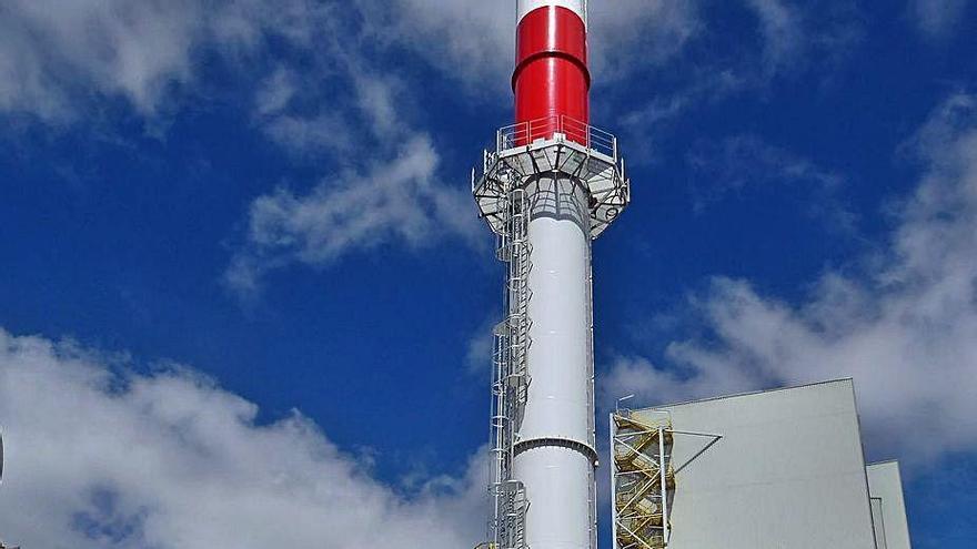 Otra imagen de las instalaciones, con el silo vertical al fondo.