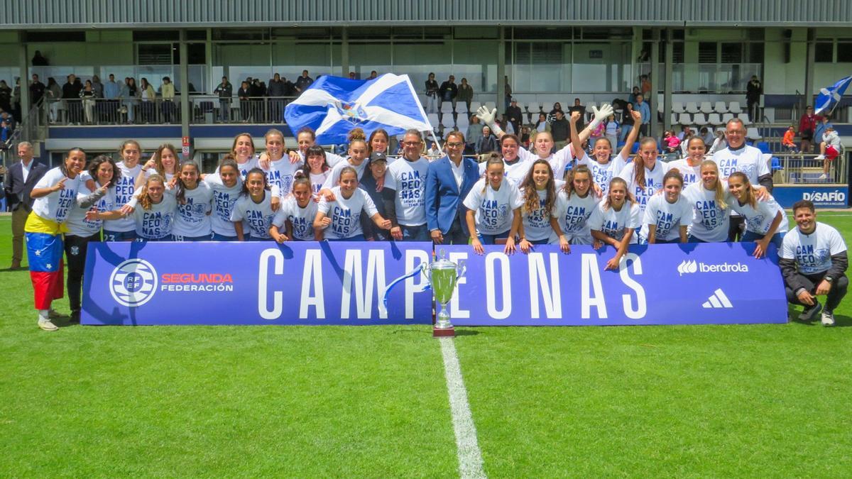 Foto de familia de las campeonas con el entrenador Andrés Clavijo y el presidente José Daniel Díaz.