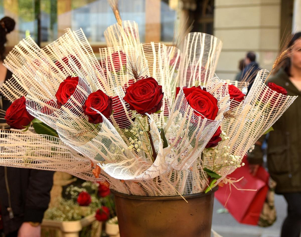 Un ram de roses en una parada de Sant Jordi