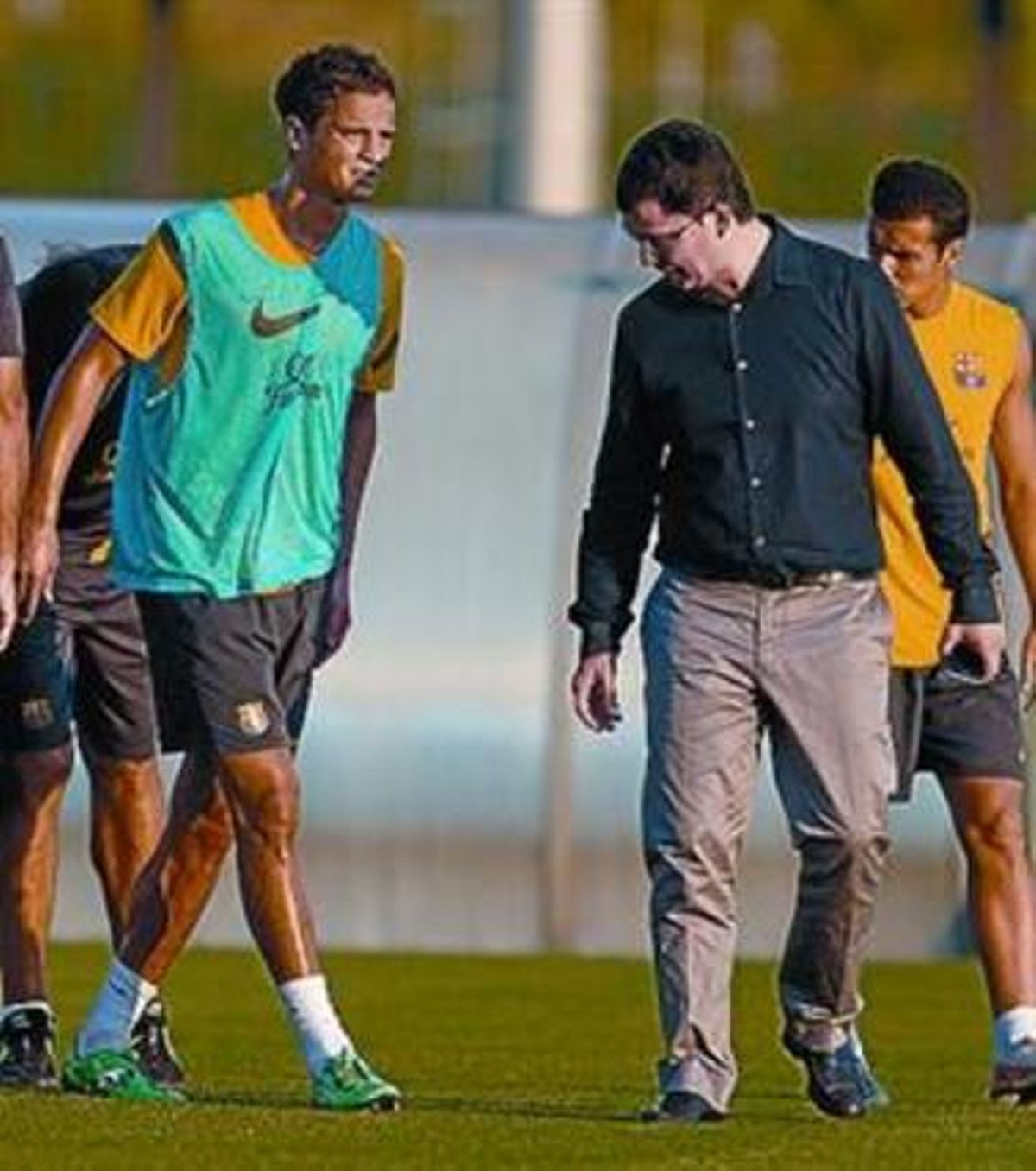 Afellay es retira amb el doctor Pruna, ahir.