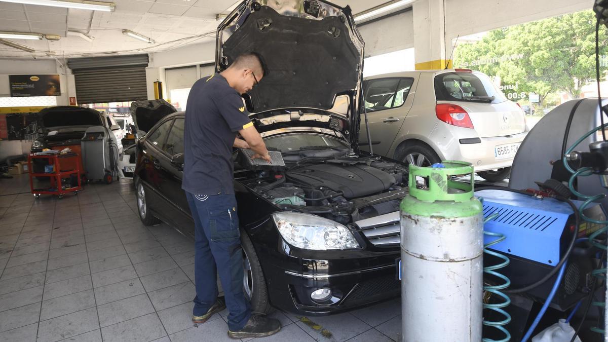 Un trabajador autónomo en un taller mecánico de Murcia.