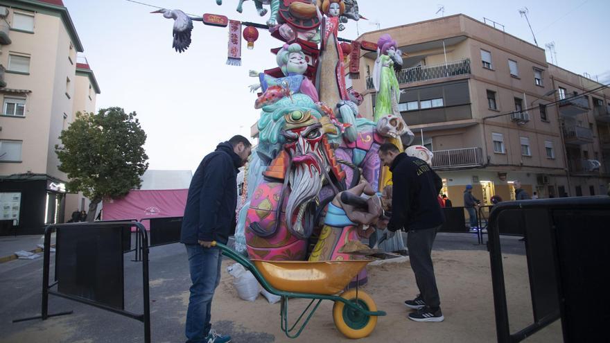 Los primeros ninots llegan a las calles de Sagunt