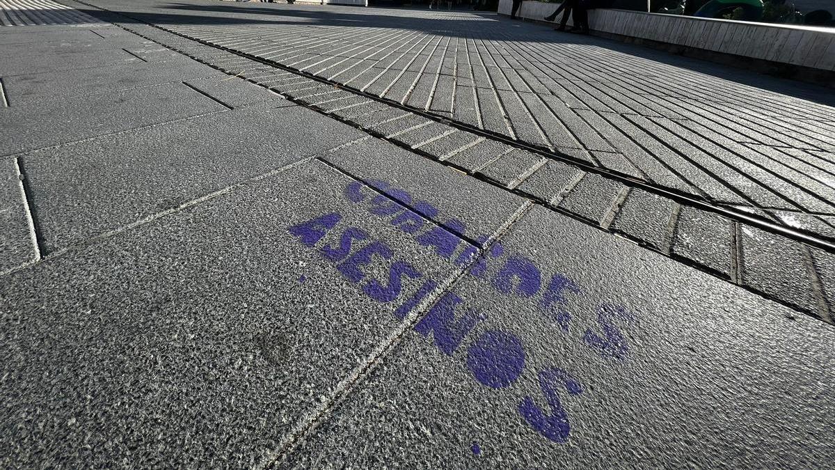 Una de las pintadas calificando de «cobardes» y «asesinos» que apareció esta semana en el Hospital Provincial.