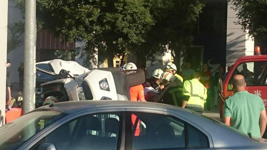 Cuatro adultos y un bebé heridos tras en un aparatoso accidente con vuelco en el Vial