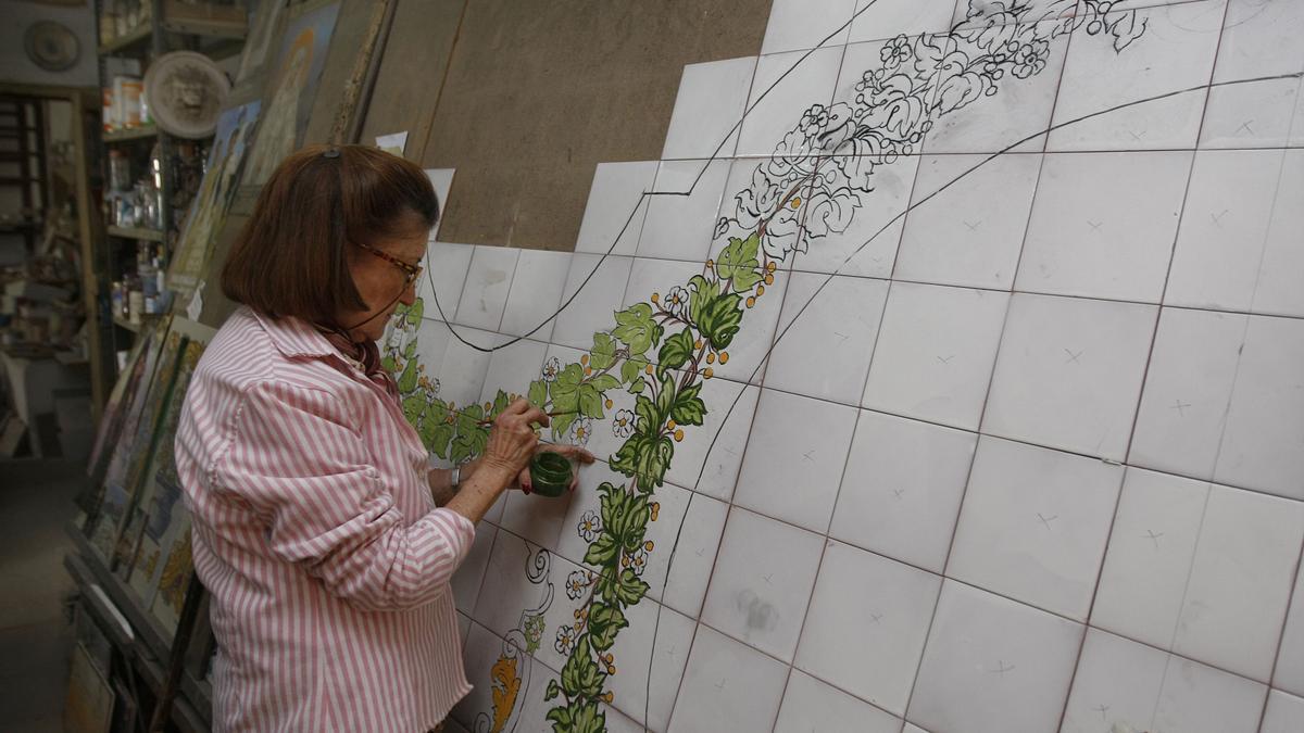 Amparo Ruiz de Luna, trabajando en uno de los bancos de los jardines de Pedro Luis Alonso.