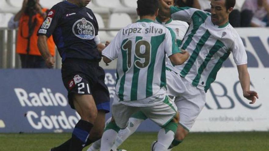 Valerón controla la pelota rodeado de adversarios en el partido del pasado sábado en el Arcángel. / lof