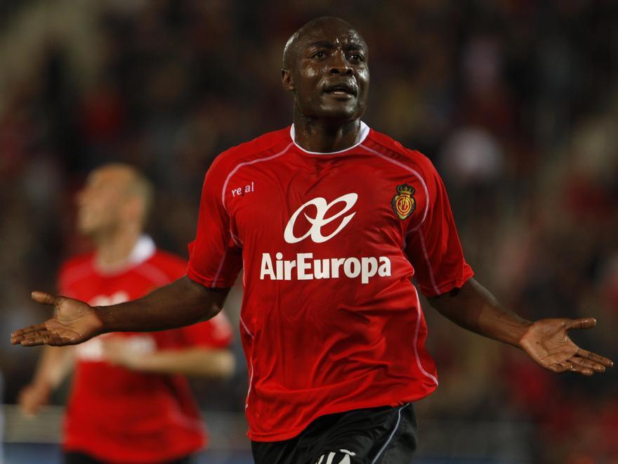 Webó celebra un gol con el Mallorca