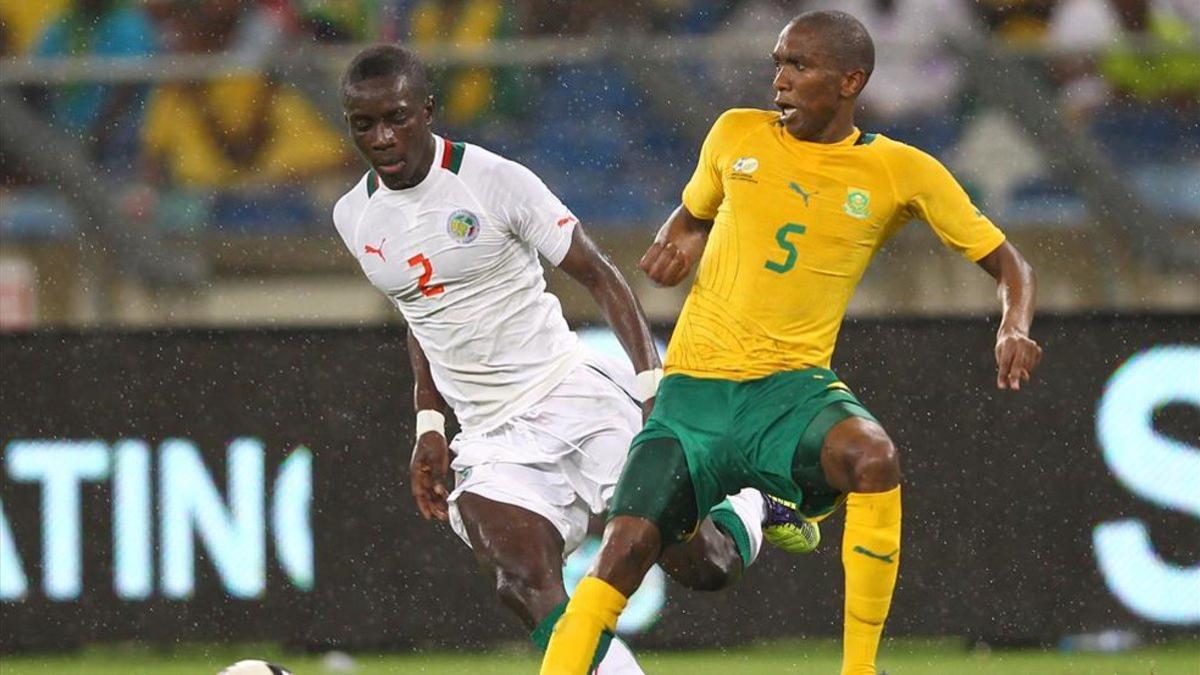 Ngcongca (der.), durante un partido con los 'Bafana Bafana'