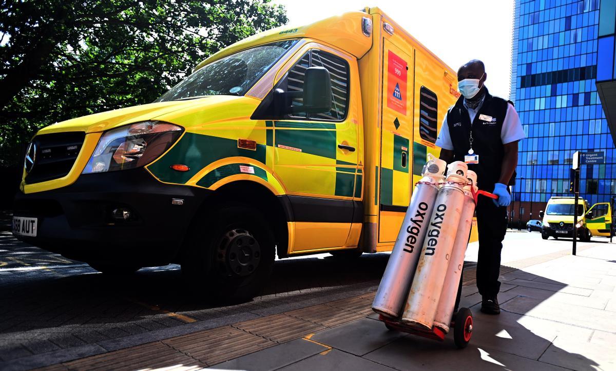 Un trabajador carga bombonas de oxígeno en Londres.