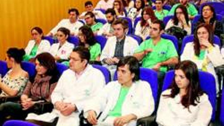 500 médicos del Reina Sofía se rebelan contra los recortes