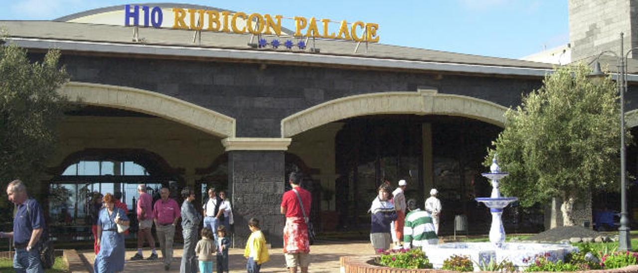 Fachada del hotel Rubicón Palace de Playa Blanca.