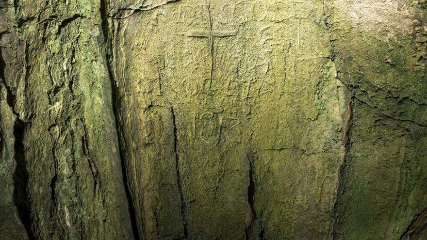 Las fotos de la misión francesa que ha descubierto cientos de inscripciones de soldados de Napoleón en una cueva de Cabrera