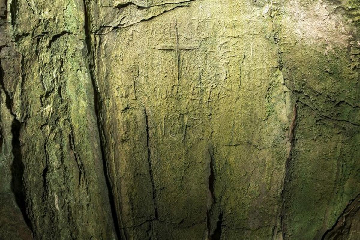 Las fotos de la misión francesa que ha descubierto cientos de inscripciones de soldados de Napoleón en una cueva de Cabrera