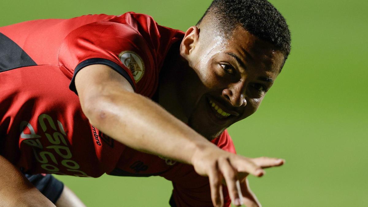 Vitor Roque celebra un gol con el Athletico Paranaense brasileño.