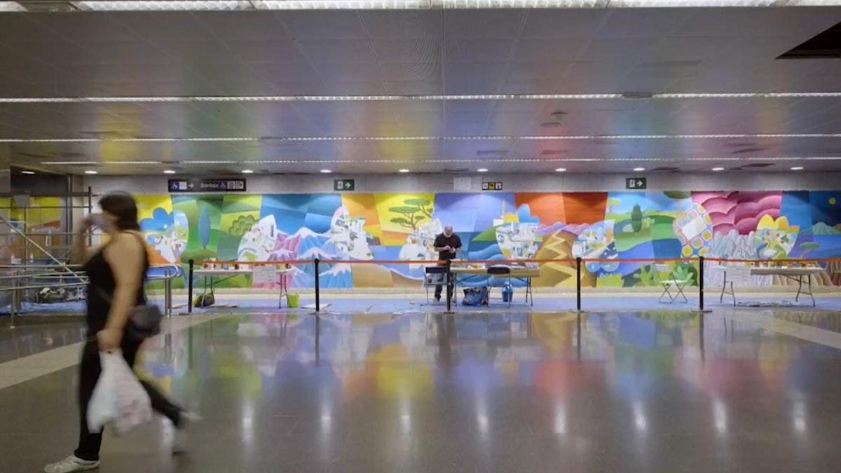 Un gran mural del artista Philip Stanton homenajea a los sanitarios en el metro de Barcelona