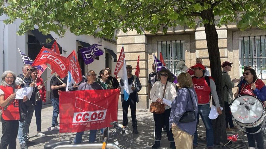 «Colapso» en las oficinas de Extranjería. Con la nueva normativa, se prevé que las solicitudes para lograr la residencia legal se disparen y sindicatos como Comisiones Obreras advierten de que ya está ocurriendo el «colapso». En el marco de una huelga a nivel estatal, la agrupación organizó dos protestas, en las subdelegaciones de A Coruña (en la imagen) y Ourense. Aunque el Gobierno prevé incorporar 750 nuevos trabajadores, el sindicato denuncia que las medidas previstas «son insuficientes y llegan tarde». | L. O.