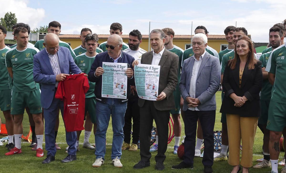Abel Caballero y Gustavo Falque muestran el cartel del campus. | CORUXO FC