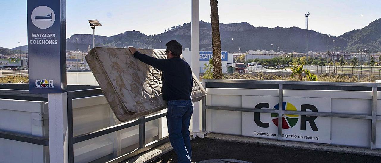 Una persona deposita un colchón en el ecoparque de Xàtiva. | PERALES IBORRA