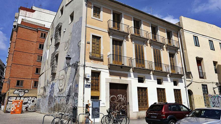Edificio de la Plaza Tavernes de la Valldigna, donde irá el Museo del Cómic. | J.M. LÓPEZ