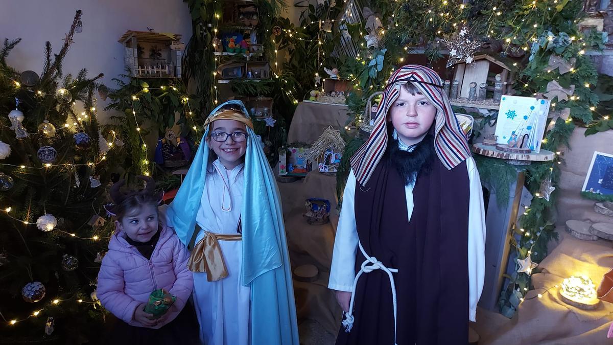 En vídeo: la capilla de San Roque, en Salas, llena de belenes